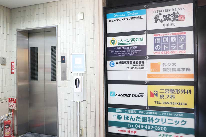 階段奥にエレベーターがございます